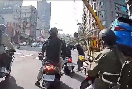 拖吊車吊桿脫落　桃園女騎士慘遭擊落