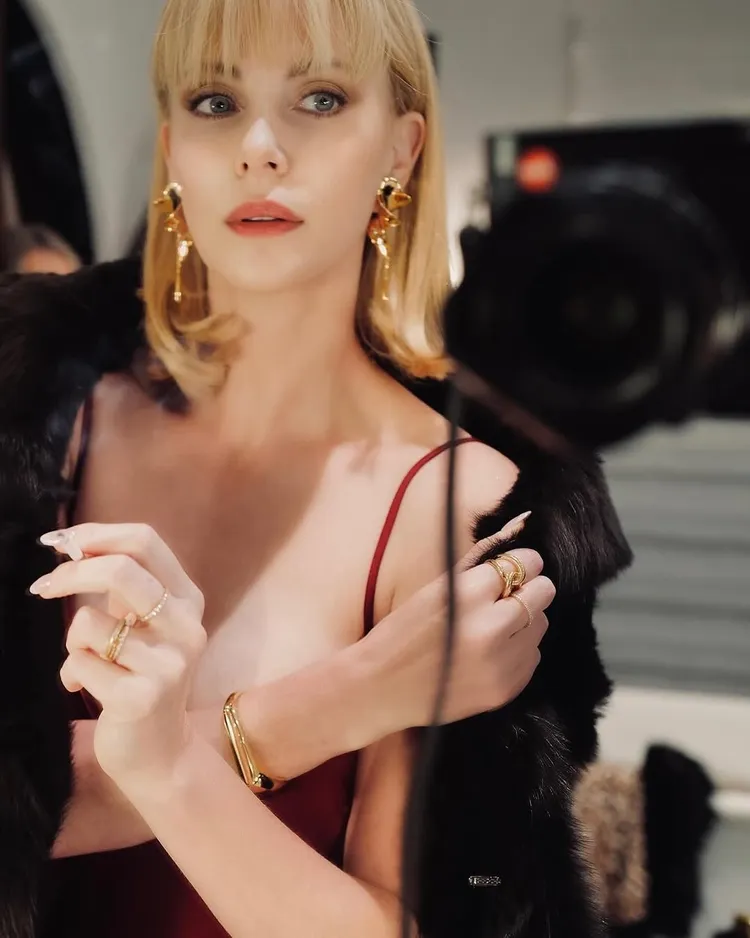 莎莉賽隆重現Michelle Pfeiffer在電影《疤面煞星》裡的造型，狀態好到讓粉絲驚呆了。翻攝charlizeafrica IG