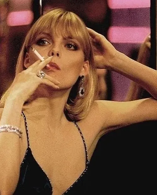 Michelle Pfeiffer當年在電影《疤面煞星》中勾人的樣態。翻攝charlizeafrica IG