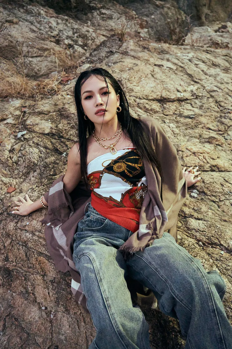 阿布絲推出新歌寫下了女孩透過眼神流露千言萬語。華納音樂提供