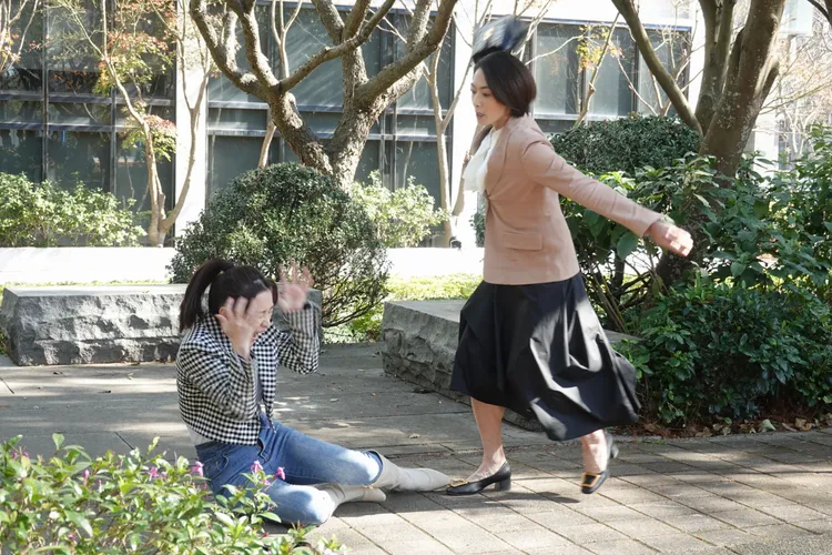 賴芊合（左）透露侯怡君不愧是專業演員，看起來力道十足，卻沒有疼痛感。民視提供