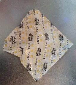 民眾吃肯德基「雪花起司脆雞」發現有乾燥劑。北市衛生局提供