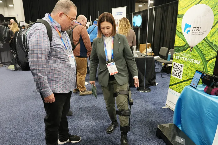 「KneeBO便攜式下肢膝關節外骨骼」針對訓練下肢肌力與行走能力所設計，為膝關節功能退化的亞健康族群提供力量輔助，受到許多媒體高度關注。工研院提供