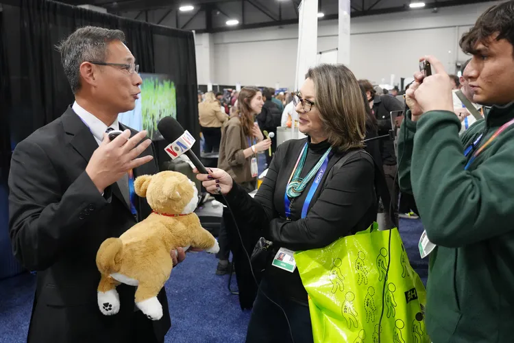 美國之音（VOA）記者Adriana Arevalo採訪「iSleePad 智慧舒眠睡墊」、「iPetSuite 智慧寵護睡墊」，稱讚現在很多人家裡都有毛小孩，寵物市場非常大，這兩項技術是很棒的產品。工研院提供