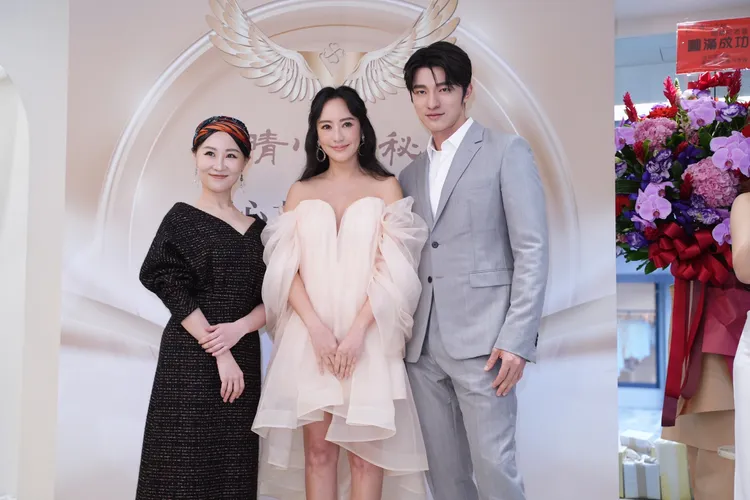 晴川之秘創辦人白羽（左起）、關穎、美妝達人小凱老師一同現身。彭欣偉攝