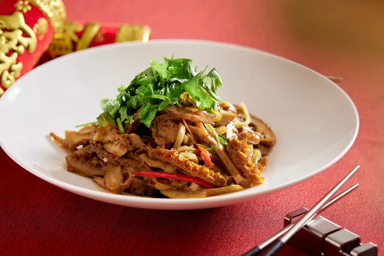 「Brilliant鉑麗安全日餐廳」本季中華料理美食推出的「紅油牛肚絲」，以四川經典紅油為基底，搭配特製調料，口感麻辣鮮香。JR東日本大飯店台北提供