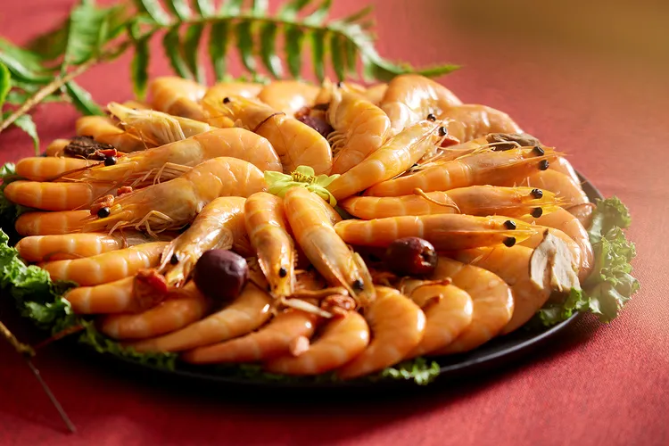 「Brilliant鉑麗安全日餐廳」本季中華料理美食推出的「宮廷蔘紹興醉海老」完美融合蝦子鮮甜與紹興酒醇香。JR東日本大飯店台北提供