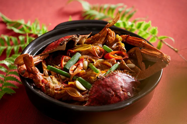 「Brilliant鉑麗安全日餐廳」的「乾燒螃蟹」，將鮮甜的螃蟹與香辣濃郁的醬料完美結合，加入粉絲每一口都滿溢海洋的鮮美。JR東日本大飯店台北提供