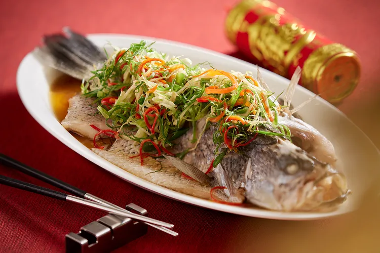 「Brilliant鉑麗安全日餐廳」本季中華料理美食推出的「清蒸海上鮮」，特選整尾鱸魚以最純粹的烹調方式，完整保留魚肉的天然鮮甜，不容錯過。JR東日本大飯店台北提供