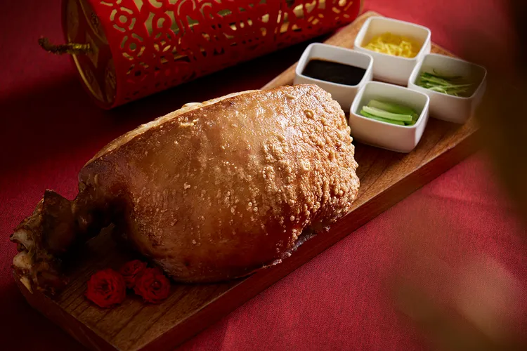 JR東日本大飯店台北「Brilliant鉑麗安全日餐廳」主廚陳永儒在本季的菜色特別推薦外皮酥脆、肉質鮮嫩多汁的 「秘製香料烤豬腿」，可搭配荷葉餅加上配料享用。JR東日本大飯店台北提供