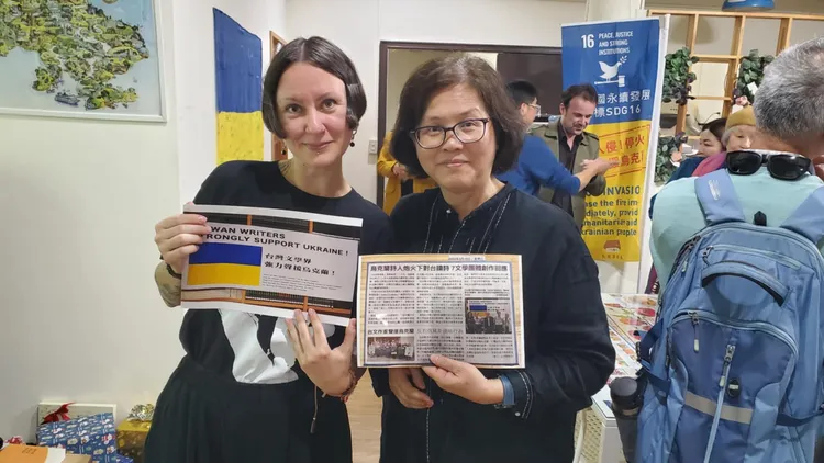 詩人凃妙沂贈送舒瓦洛娃2022年台灣文學界聲援烏克蘭的新聞剪報。凃妙沂提供