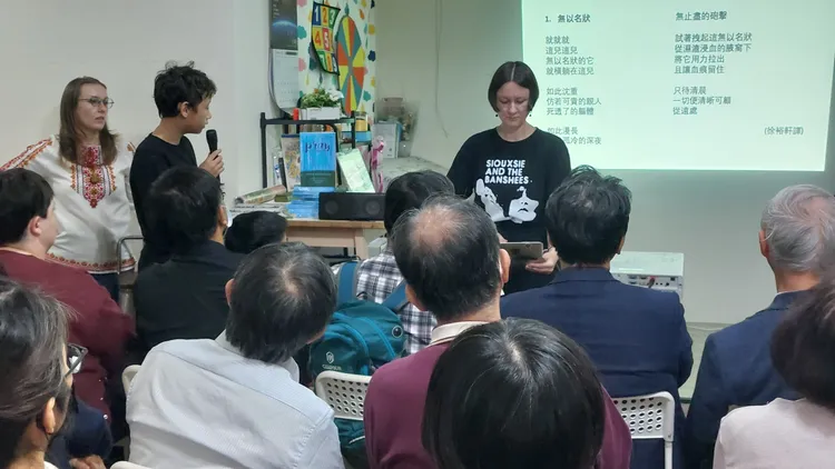 林歐莉亞的兒子朗誦舒瓦洛娃詩作中文翻譯。凃建豐攝