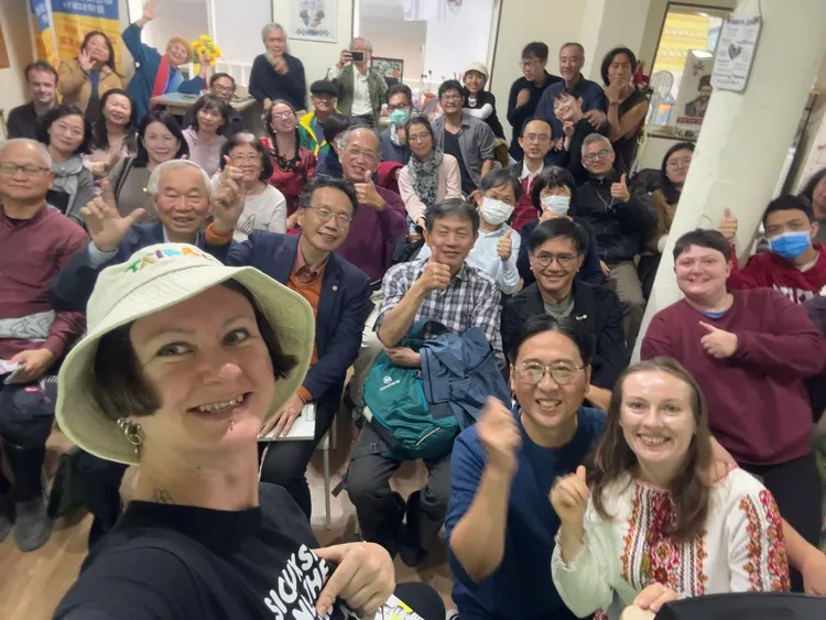 舒瓦洛娃與參加民眾自拍留念。取自Iryna Shuvalova臉書