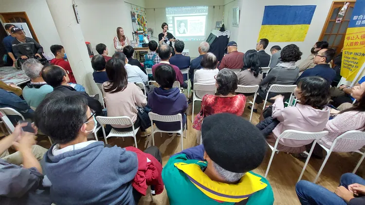 舒瓦洛娃5日下午在高雄烏克蘭餐廳舉辦對話與詩歌朗誦會。凃建豐攝