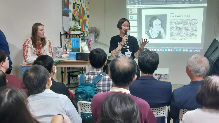 舒瓦洛娃朗誦〈志願軍〉、〈無以名狀〉、〈在你熟睡的時候〉等多件詩作。凃建豐攝