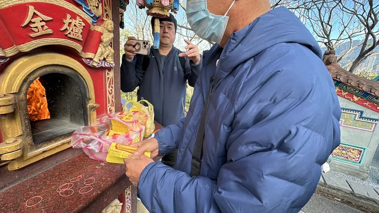 王父燒紙錢希望妻女在另一個世界能過得好。曾佳俊攝