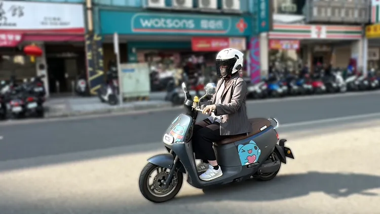 電動機車加裝布套，若遭檢舉可開罰900到1800元。資料照／環保局提供