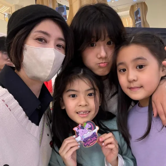 梧桐妹與媽媽、妹妹們開心合照。翻攝自angelsun619 IG