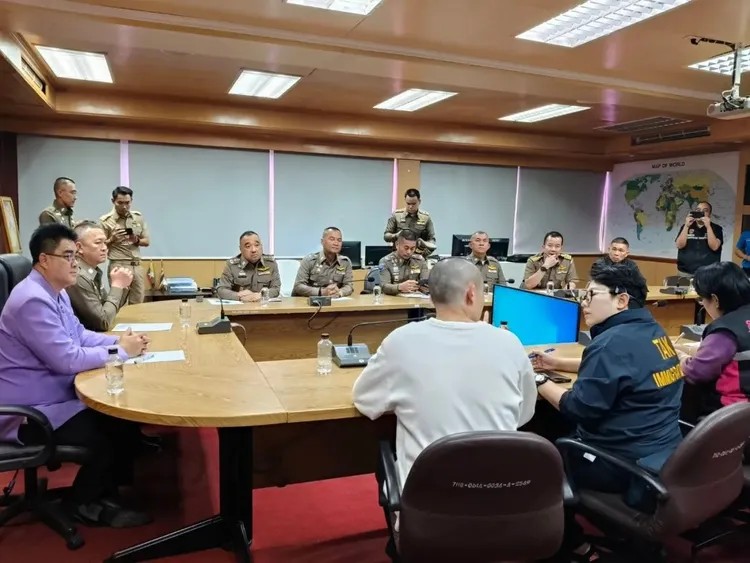 泰國警方和移民局官員赴緬甸交涉接人。翻攝thairath news