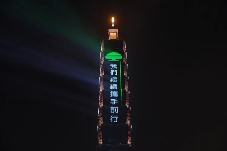 國泰金控於跨年夜晚間11點，攜手全台民眾在台北101跨年倒數，透過光雕為全台揭開嶄新的2025年序幕。國泰金控提供