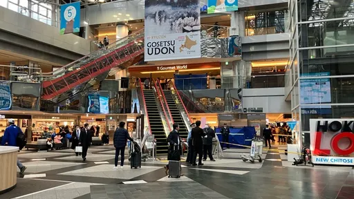 札幌機場驚傳墜樓!男遭盤查「突躍4樓亡」 旅客目擊嚇壞