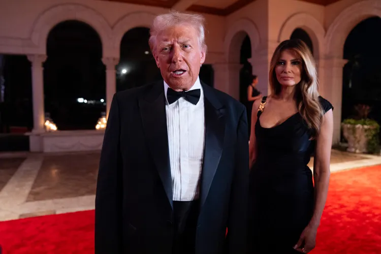 川普（左）與夫人梅蘭妮亞在進入海湖莊園參加派對前受訪。美聯社