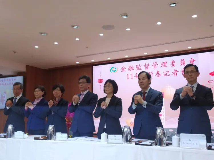金管會今舉辦新春記者會，由彭金隆主持並率各單位主管出席並向外界拜年。許麗珍攝