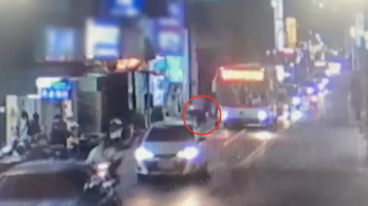 陳國華兒子昨晚在新北市汐止區下公車時遭撞。翻攝畫面