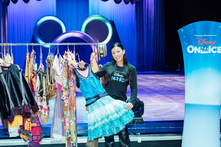 《冰上迪士尼》女隊長麥迪森德盧卡展示演出服裝。寬宏藝術提供