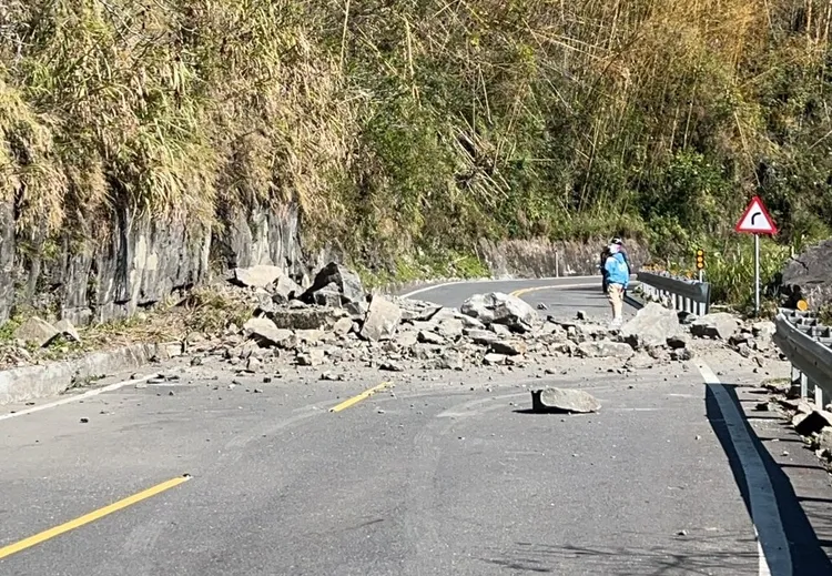 目前落石正在清理，已經恢復單線通車。民眾提供