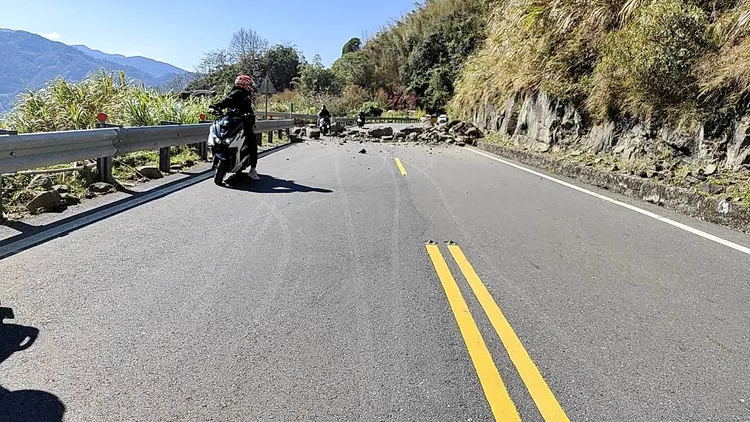 阿里山公路台18線69公里處發生落石坍方。嘉縣府提供