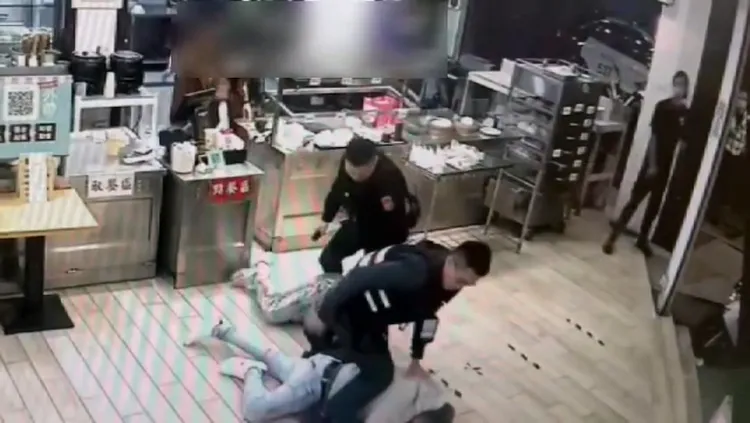 警方到場壓制王男、潘男。民眾提供