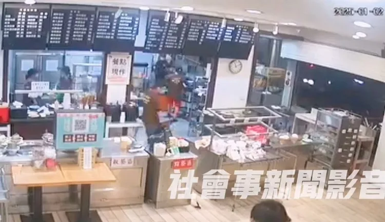 雙方從櫃台打進廚房工作區。翻攝「社會事新聞影音」