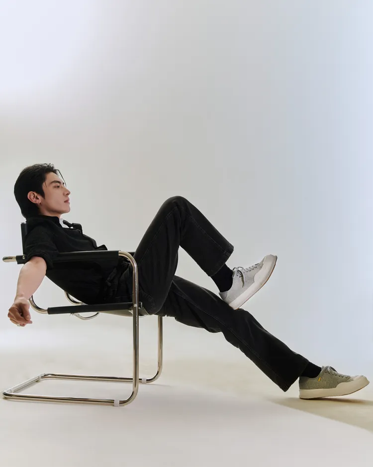 宋柏緯以俐落深色襯衫與丹寧褲搭配ADV_S01布面休閒鞋。品牌提供