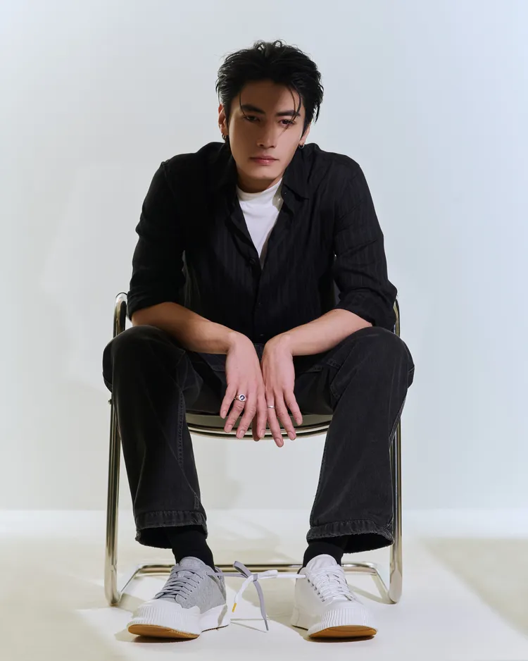 宋柏緯以時髦男友風穿搭配上ADV_S01布面休閒鞋。品牌提供