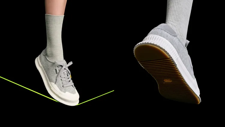 鞋款菜用橡膠大底搭配周圍的外包邊滾邊設計相當吸睛。品牌提供