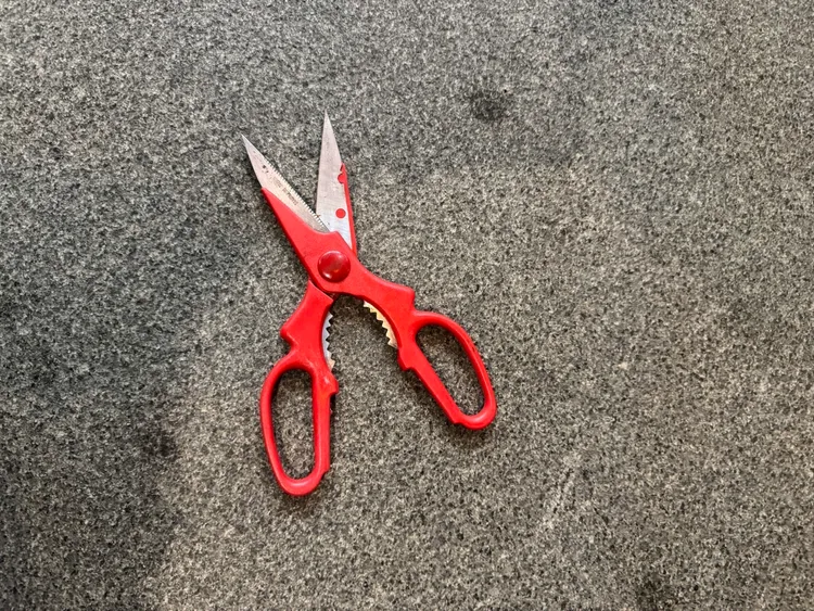 魏男櫃台所拿凶器剪刀。翻攝畫面