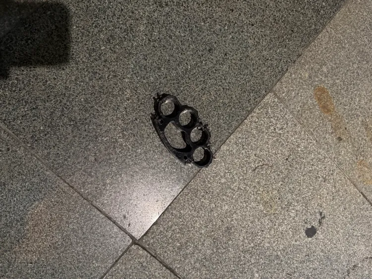 店員所用手指虎。翻攝畫面