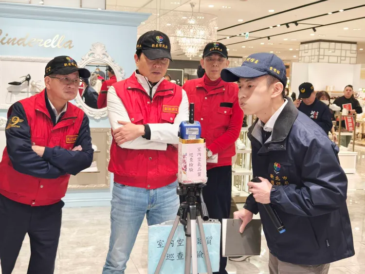 新北市府稽查百貨公司，為年節民眾出入頻繁公共場所安全把關。消防局提供