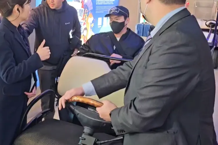 韓國男神玄彬將膠框眼鏡掛在帽子上，搭乘寰宇商務中心接駁車。桃園國際機場記者聯誼會提供