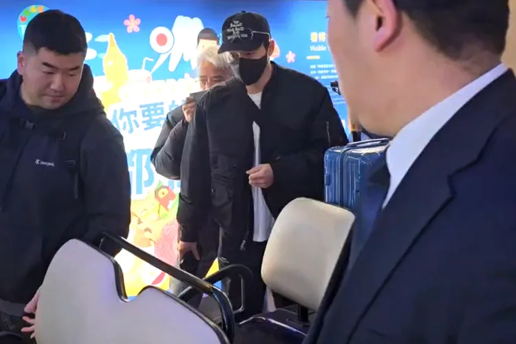 韓國男神玄彬一身黑色系穿搭下飛機入境，準備搭上寰宇商務中心接駁車。桃園國際機場記者聯誼會提供