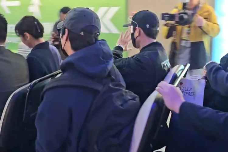 玄彬（右）在接駁車上，親切跟粉絲們揮手打招呼。桃園國際機場記者聯誼會提供