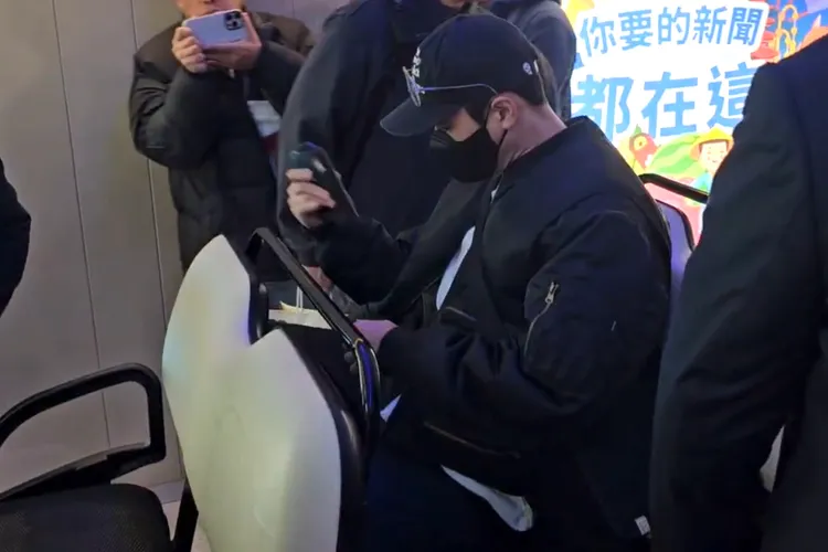 玄彬上車後，將隨身手機、護照、登機證放進包包。桃園國際機場記者聯誼會提供