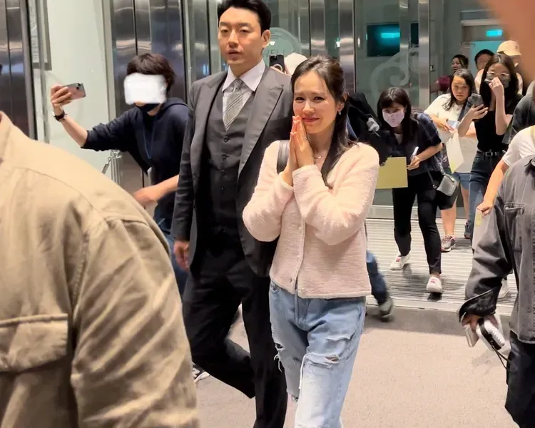 韓星孫藝真去年4月造訪台北101，雙手合十答謝粉絲的歡迎。特勤中心攝