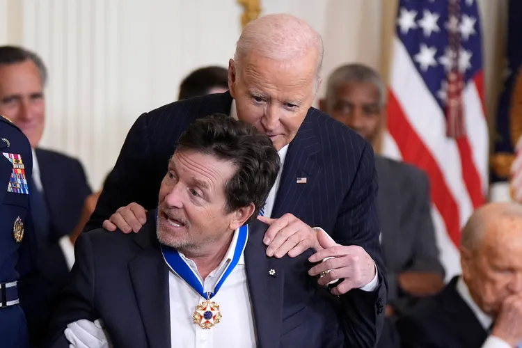 罹病的米高福克斯（前）也獲頒總統自由獎章。美聯社