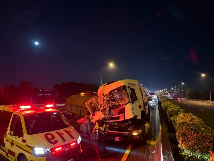 國道一號路竹區路竹交流道南下338.6k今（14）日5時37分發生車禍，目前已知2死，而現場仍未排除。讀者提供