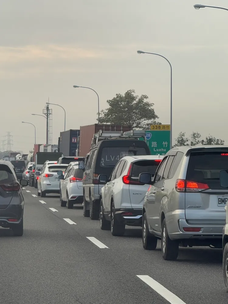 整個國道從事故發生的清晨5時許一路塞到現在仍未排除，國道成大型停車場。讀者提供