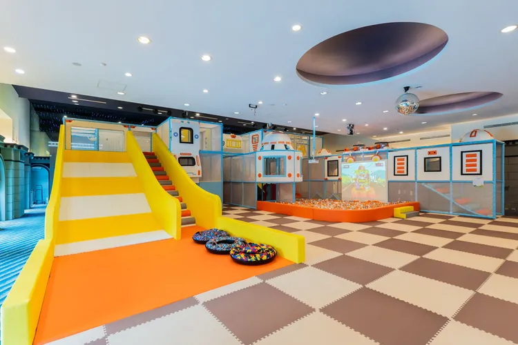 凡於餐廳藏粵閣單點「片皮鴨」或選購「多人套餐」，即可免費獲得「童媽吉樂園」入場。雀客國際提供