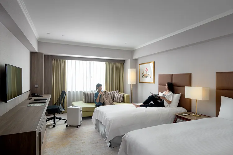 「冬日遊樂園Chill卡哇伊」專案可入住豪華雙人或豪華家庭房。高雄福華提供