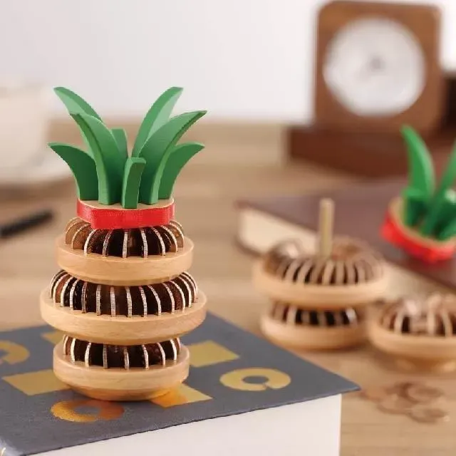 木匠兄妹 旺來錢座
特價1,605元 (售價1,888元)
來自台中木材加工產業的文創品牌「木匠兄妹」，特別為春節設計的開運擺件，鳳梨台語發音「旺來」，諧音有好運旺旺來的意思。台灣習俗中鳳梨象徵興旺，是居家空間的風水好物！
業者提供